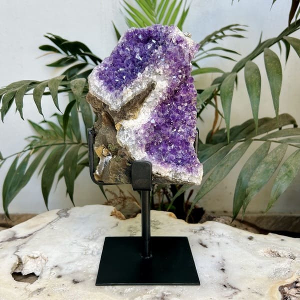 Drusa de ametista com basalto na base