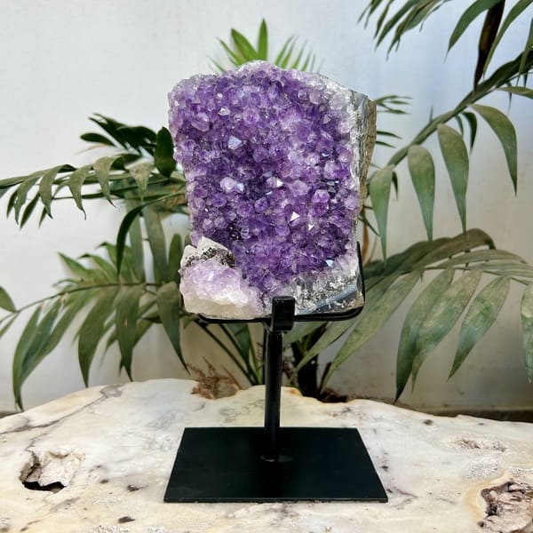 Drusa de ametista com calcita na base