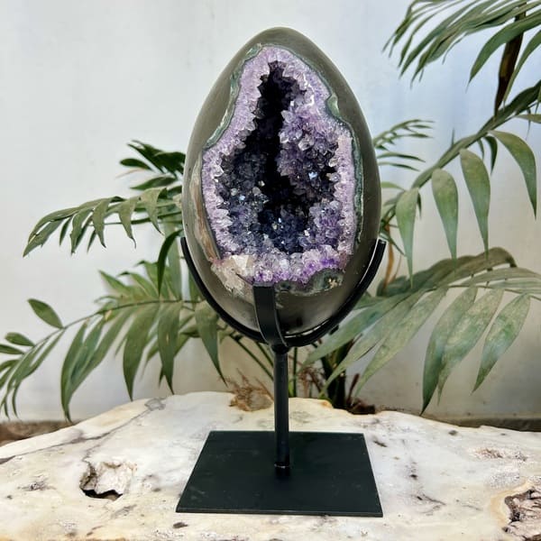 Ovo de ametista na base